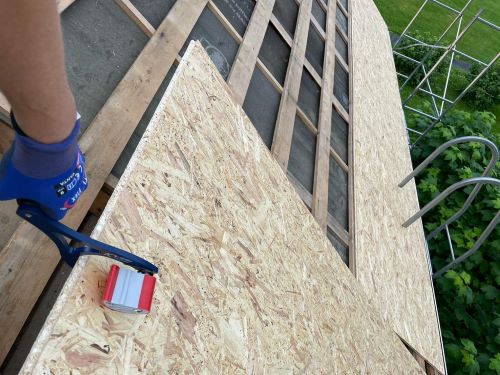 IQ-Tools kantokahva katolla OSB-levyjen kannossa.